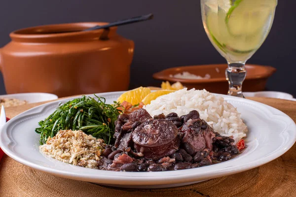 Prato Típico Brasileiro Chamado Feijoada Feito Com Feijão Preto Carne — Fotografia de Stock