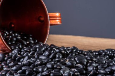 Çiğ fasulye taneleri yakından görülüyor..