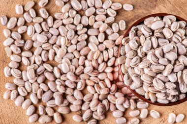 Yakından görülen çiğ kahverengi fasulye taneleri. Üst görünüm