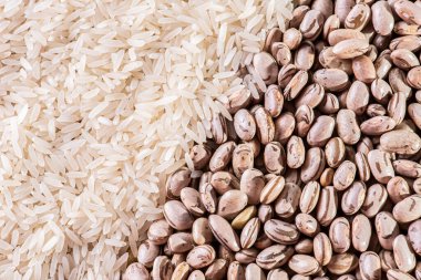 Pirinç ve fasulye taneleri bir arada.