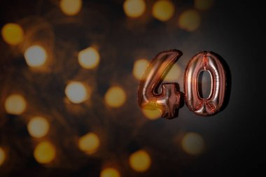 Metalik balondan yapılmış 40 numara. Hafif arkaplan 