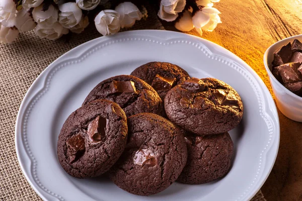 Galletas Chocolate Caseras Plato Blanco Sobre Una Mesa Madera — Foto de Stock