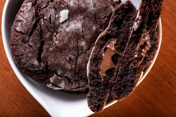 Galletas Chocolate Caseras Plato Blanco Sobre Una Mesa Madera — Foto de Stock