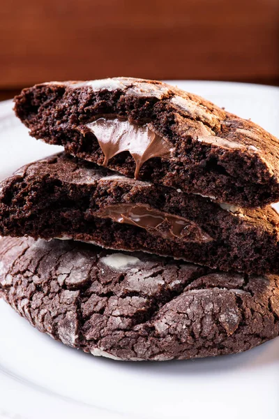 Galletas Chocolate Caseras Plato Blanco Sobre Una Mesa Madera — Foto de Stock