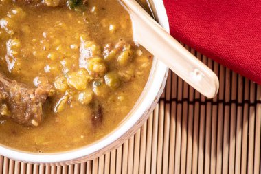 Kasede et olan bezelye çorbası. Tahta bir masanın üstünde. Üst görünüm