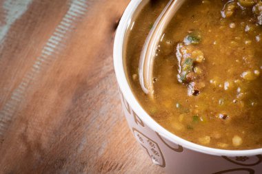 Kasede et olan bezelye çorbası. Tahta bir masanın üstünde.