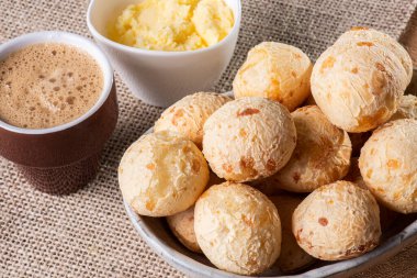 Tipik Brezilya peynirli ekmek. Peynirli ekmeğin bir fincan kahveyle yakın plan fotoğrafı..