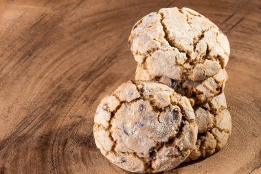 Ev yapımı geleneksel çikolatalı kurabiyeler. Üst görünüm