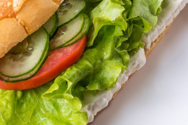 Baget ekmekli doğal sandviç. Peynir, marul, domates ve salatalık..