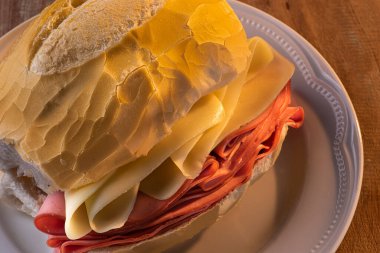 Salamlı sandviç. Ahşap bir arka planda.