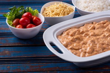 Pilav, salata ve patates pipetli tavuk stroganoff. Metin için boşluk 