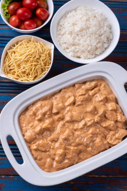 Pirinç, salata ve patates pipetli tavuk stroganoff..