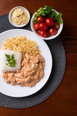 Pilav, salata ve patates pipetli tavuk stroganoff. Üst görünüm