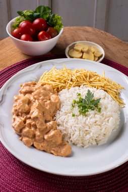 Pirinç, salata ve patates pipetli tavuk stroganoff..