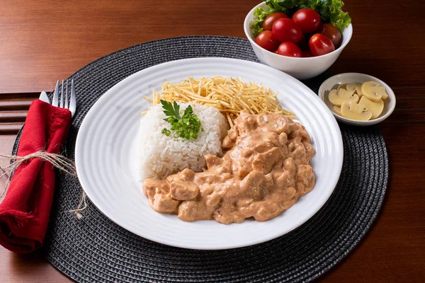 Pirinç, salata ve patates pipetli tavuk stroganoff..