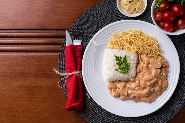 Stroganoff Frango Acompanhado Com Arroz Salada Palha Batata Vista Superior — Fotografia de Stock