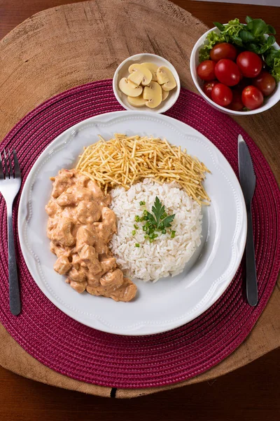 Pilav, salata ve patates pipetli tavuk stroganoff. Üst görünüm
