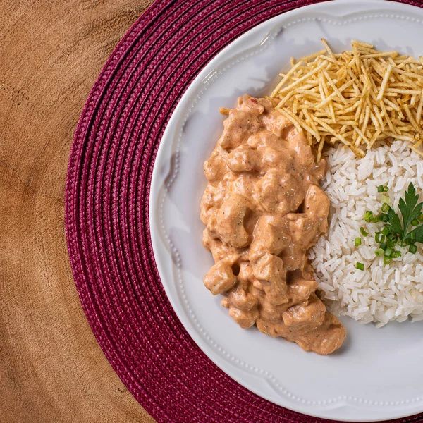 Pilav, salata ve patates pipetli tavuk stroganoff. Üst görünüm