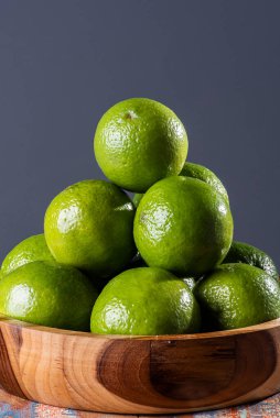 Kırsal bir sahnede çeşitli limonlar. Limon.