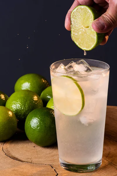 Copo Limonada Com Uma Pessoa Apertando Limão Limão — Fotografia de Stock