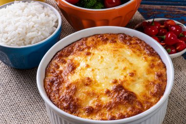 Escondidinho. Tipik Brezilya yemekleri. Patates ve tavuktan yapılmış..