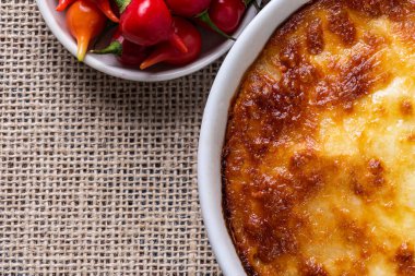 Escondidinho. Tipik Brezilya yemekleri. Patates ve tavuktan yapılmış..