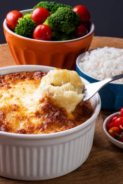 Escondidinho. Tipik Brezilya yemekleri. Patates ve tavuktan yapılmış..