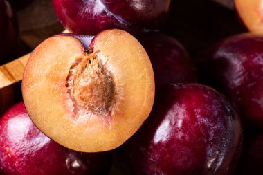 Erik, arka planda biraz erikle ikiye bölünmüş. Ahşap arkaplan.