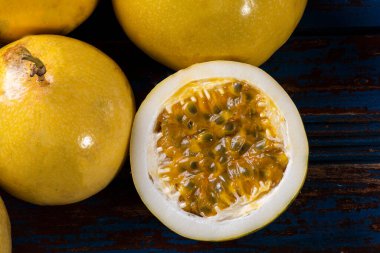 Çarkıfelek meyvesi ve biraz da tutku meyvesi. Ahşap arkaplan