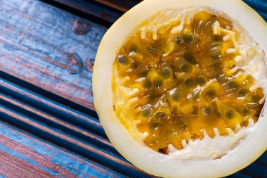 Çarkıfelek meyvesi ve biraz da tutku meyvesi. Ahşap arkaplan