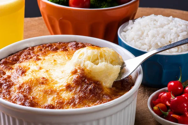 Escondidinho. Tipik Brezilya yemekleri. Patates ve tavuktan yapılmış..