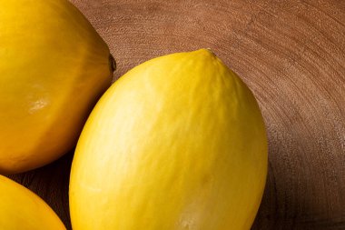 Ahşap zemin üzerinde tüm sarı kavun.