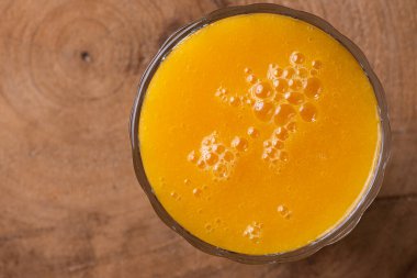 Mango suyu. Bazı mangolar ahşap arka planda birlikte