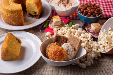  Haziran partisinden tipik tatlılar. Mısır unu keki, patlamış mısır, koka, balkabağı reçeli ve fıstık.