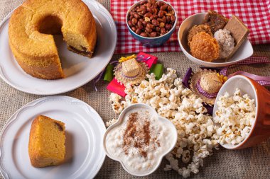  Haziran partisinden tipik tatlılar. Mısır unu keki, patlamış mısır, koka, balkabağı reçeli ve fıstık.
