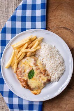 Parmegiana bifteği, aynı zamanda Parmegiana filetosu olarak da bilinir. Üst görünüm