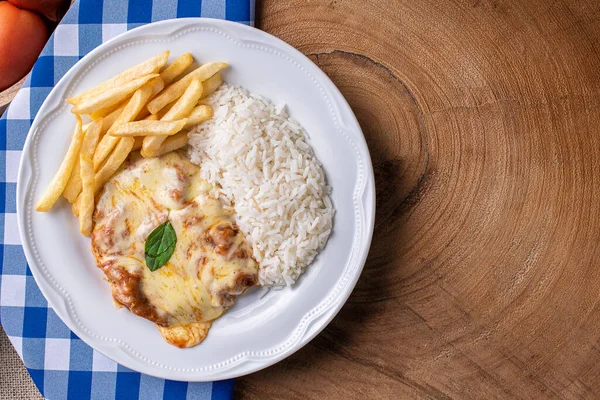 Parmegiana bifteği, aynı zamanda Parmegiana filetosu olarak da bilinir. Üst görünüm