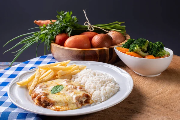 Parmegiana Bifteği, Parmegiana Filesi olarak da bilinir..
