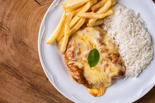 Parmegiana bifteği, aynı zamanda Parmegiana filetosu olarak da bilinir. Üst görünüm