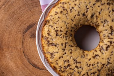 Geleneksel Brezilya pastası Bolo Formigueiro. Çikolata parçacıklı vanilyalı kek.