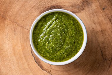 Kasede pesto sosu. Tahta bir masada. Seçici odaklanma. Üst Manzara. İzole edilmiş.