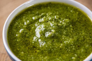 Kasede pesto sosu. Tahta bir masada. Seçici odaklanma. Üst Manzara. İzole edilmiş.