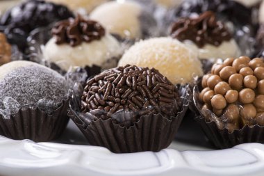 Brigadeiro. Tipik Brezilya tatlısı. Birçok tugaycı bir arada..