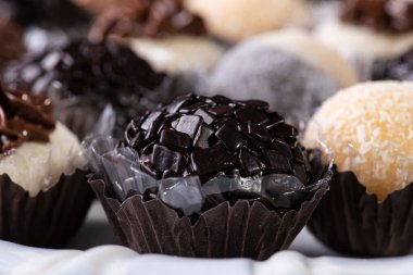 Brigadeiro. Tipik Brezilya tatlısı. Birçok tugaycı bir arada..