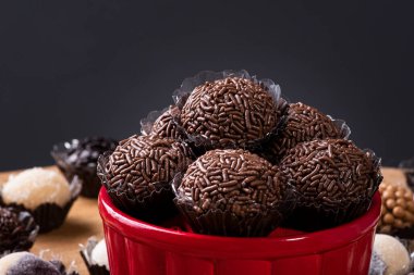 Brigadeiro. Tipik Brezilya tatlısı. Bir kasede birkaç tugay. Etrafı çeşitli tugaylarla çevrili. Seçici odak
