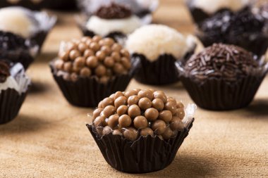 Brigadeiro. Tipik Brezilya tatlısı. Birçok tugaycı bir arada.