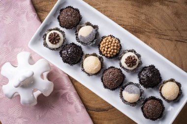 Brigadeiro. Tipik Brezilya tatlısı. Birçok tugaycı bir arada. Üst Manzara