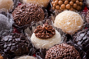 Brigadeiro. Tipik Brezilya tatlısı. Birçok tugaycı bir arada..