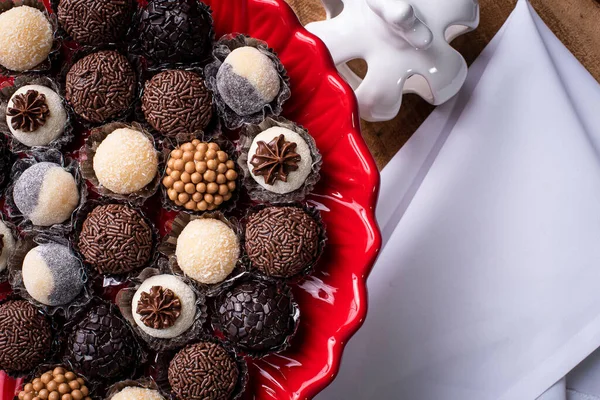 Brigadeiro. Tipik Brezilya tatlısı. Birçok tugaycı bir arada. Üst Manzara