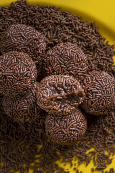 Бригадейро. Типичный бразильский сладкий. Некоторые бригадиры вместе в желтой табличке